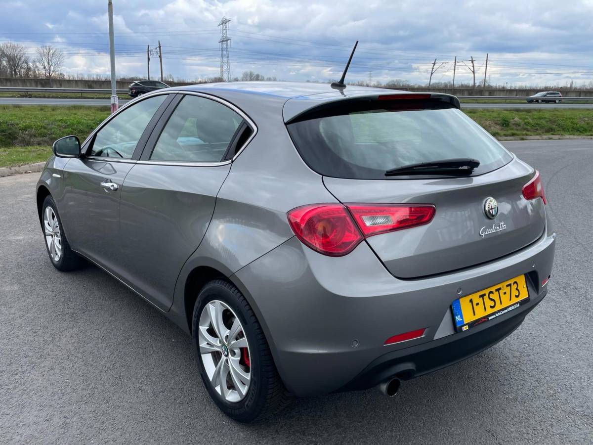 Alfa Romeo Giulietta Alfa Romeo Giulietta 1.4 T Distinctive Lusso, Pdc, Cruise, Navi, Aut, 5drs, 2e eig afk, Geen import, Nap!
