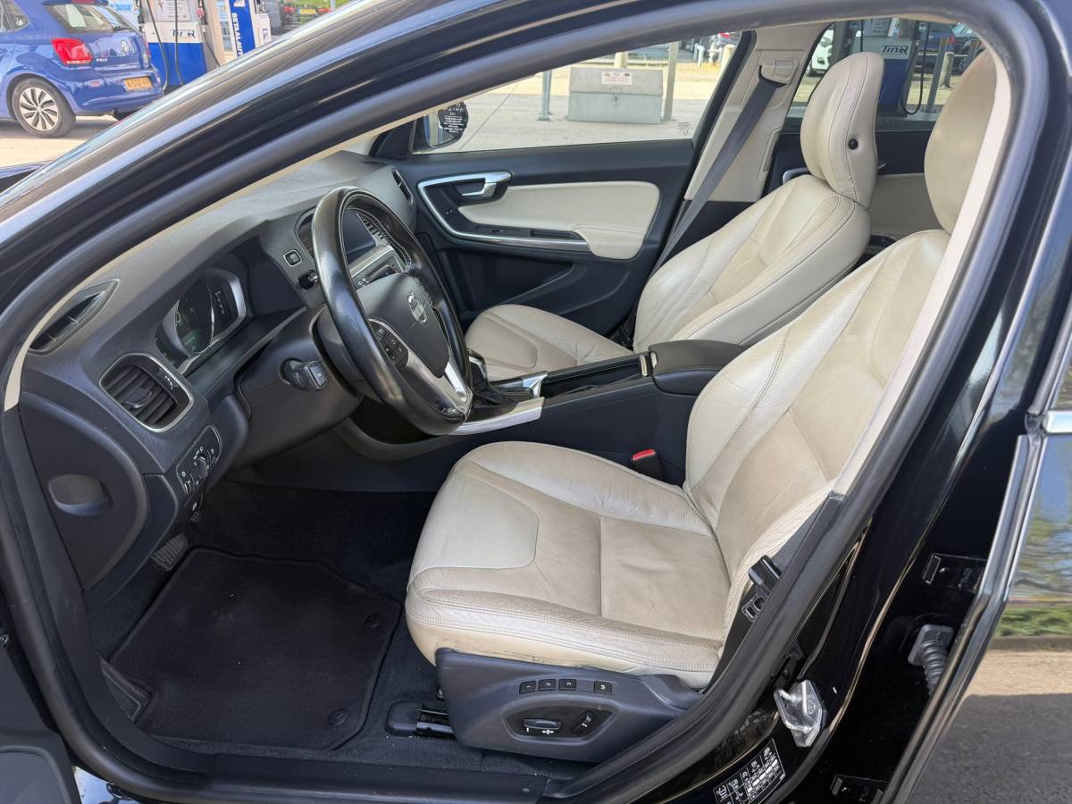 Volvo V60 Volvo V60 2.4 D6 AWD Plug-In Hybrid AUTOMAAT-PANO-CAMERA