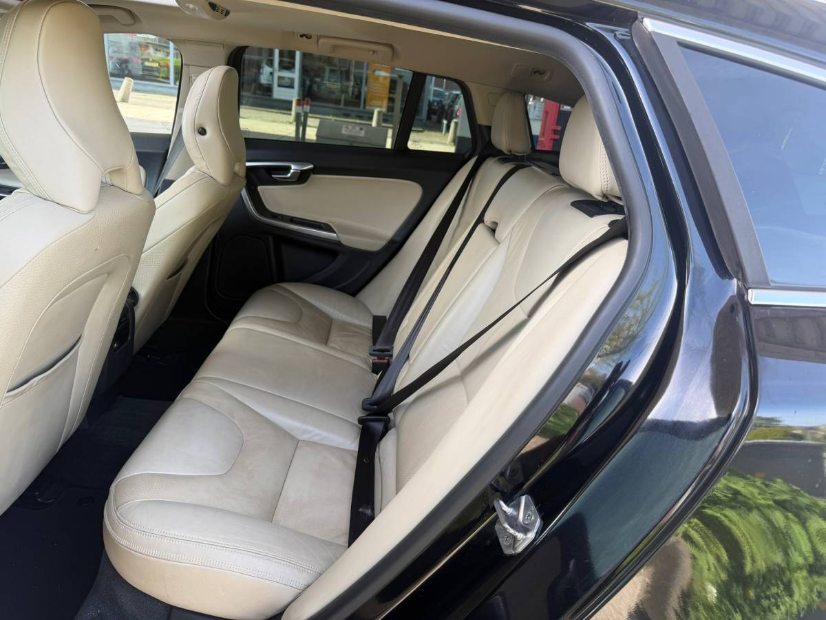 Volvo V60 Volvo V60 2.4 D6 AWD Plug-In Hybrid AUTOMAAT-PANO-CAMERA