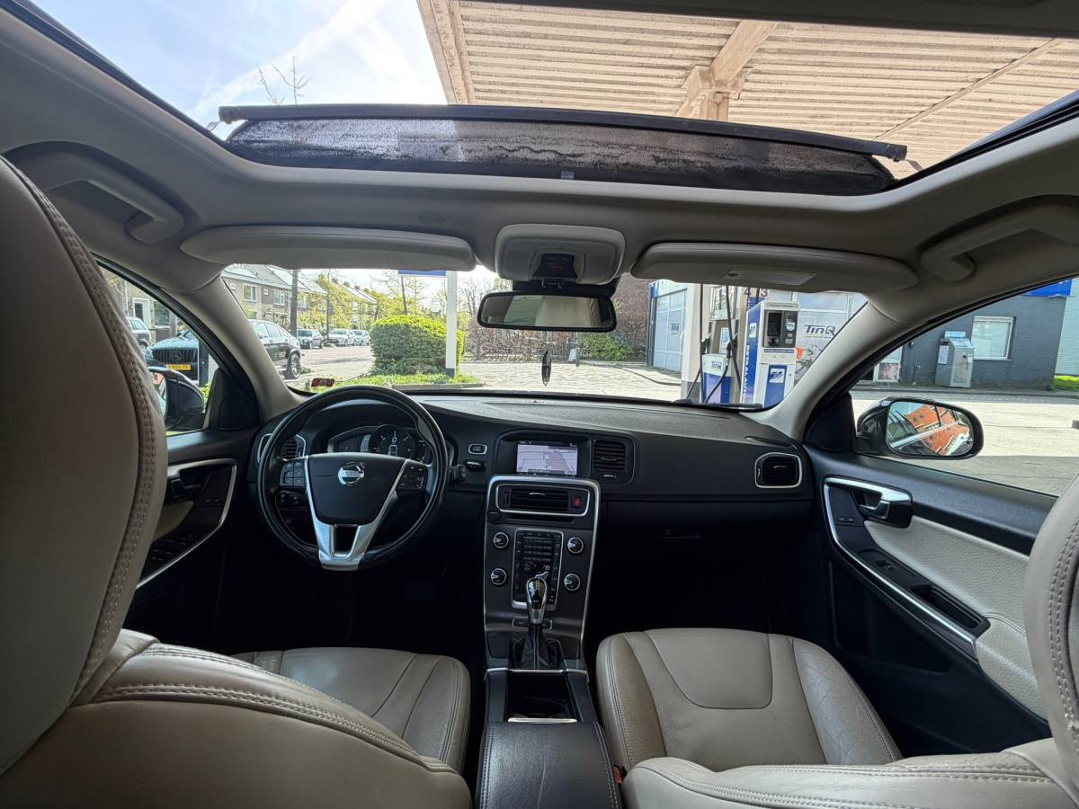 Volvo V60 Volvo V60 2.4 D6 AWD Plug-In Hybrid AUTOMAAT-PANO-CAMERA