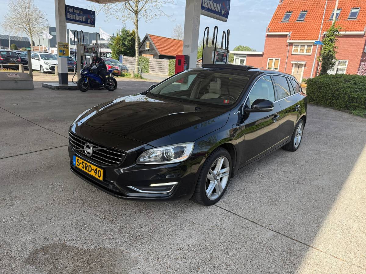 Volvo V60 Volvo V60 2.4 D6 AWD Plug-In Hybrid AUTOMAAT-PANO-CAMERA