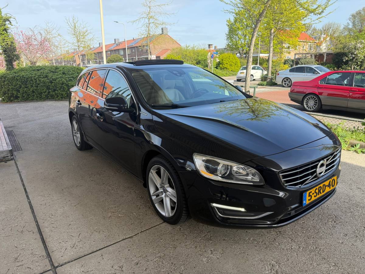 Volvo V60 Volvo V60 2.4 D6 AWD Plug-In Hybrid AUTOMAAT-PANO-CAMERA