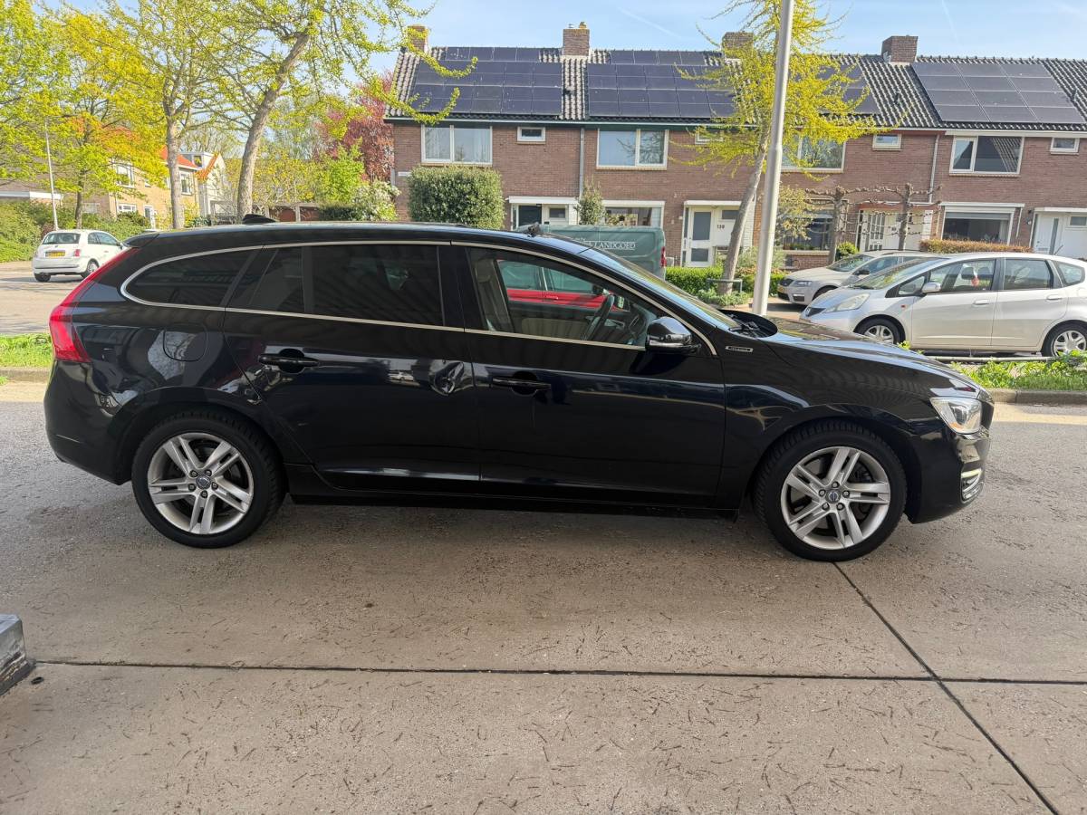 Volvo V60 Volvo V60 2.4 D6 AWD Plug-In Hybrid AUTOMAAT-PANO-CAMERA