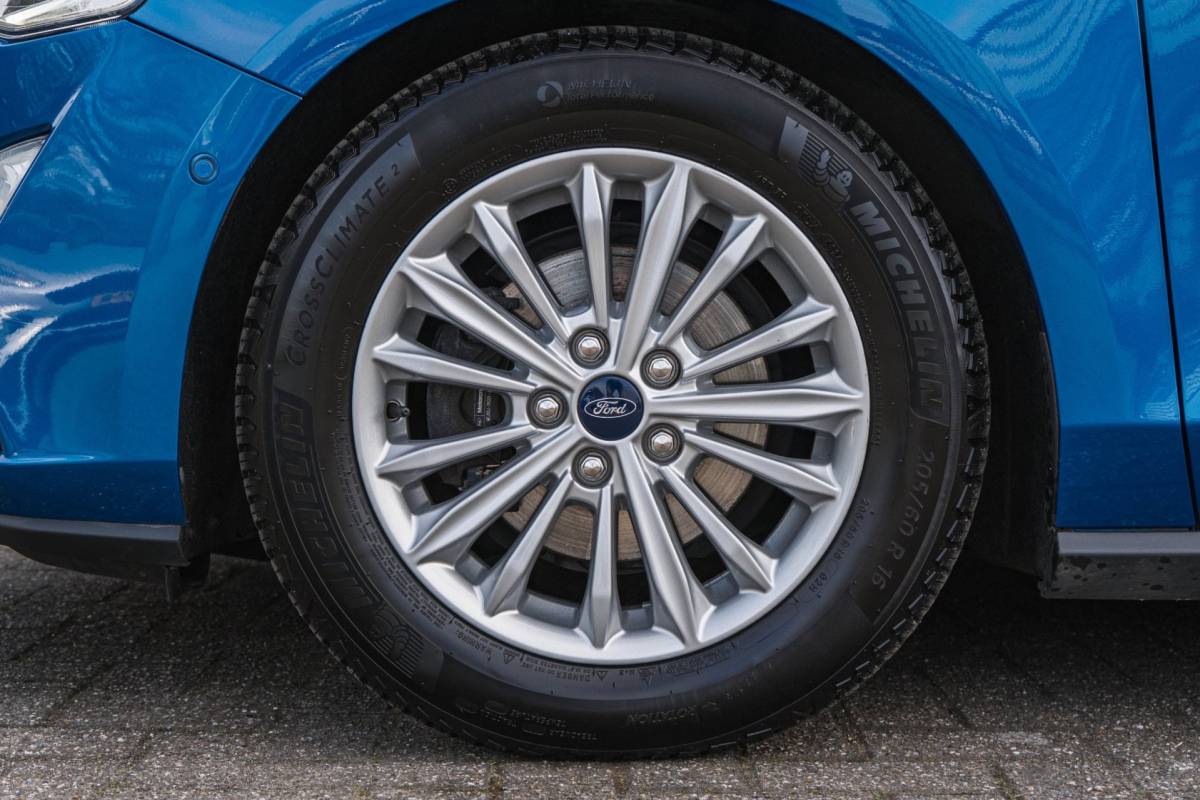 Ford Focus Ford Focus 1.0 EcoBoost Titanium / Pano / HUD / Winter pack!