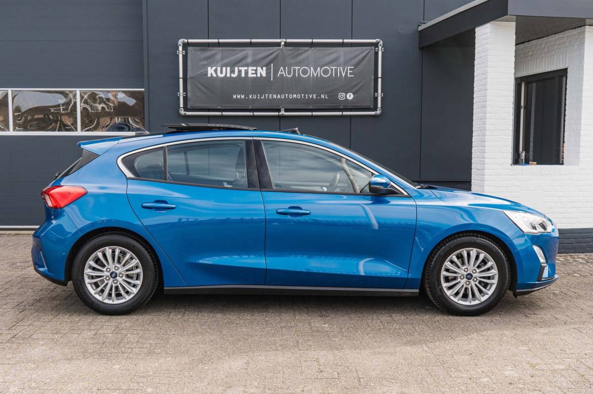 Ford Focus Ford Focus 1.0 EcoBoost Titanium / Pano / HUD / Winter pack!