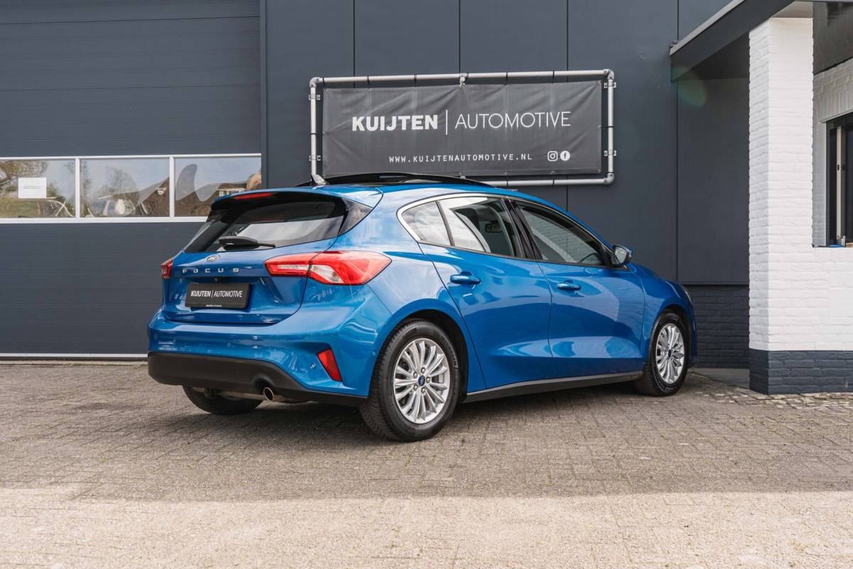 Ford Focus Ford Focus 1.0 EcoBoost Titanium / Pano / HUD / Winter pack!