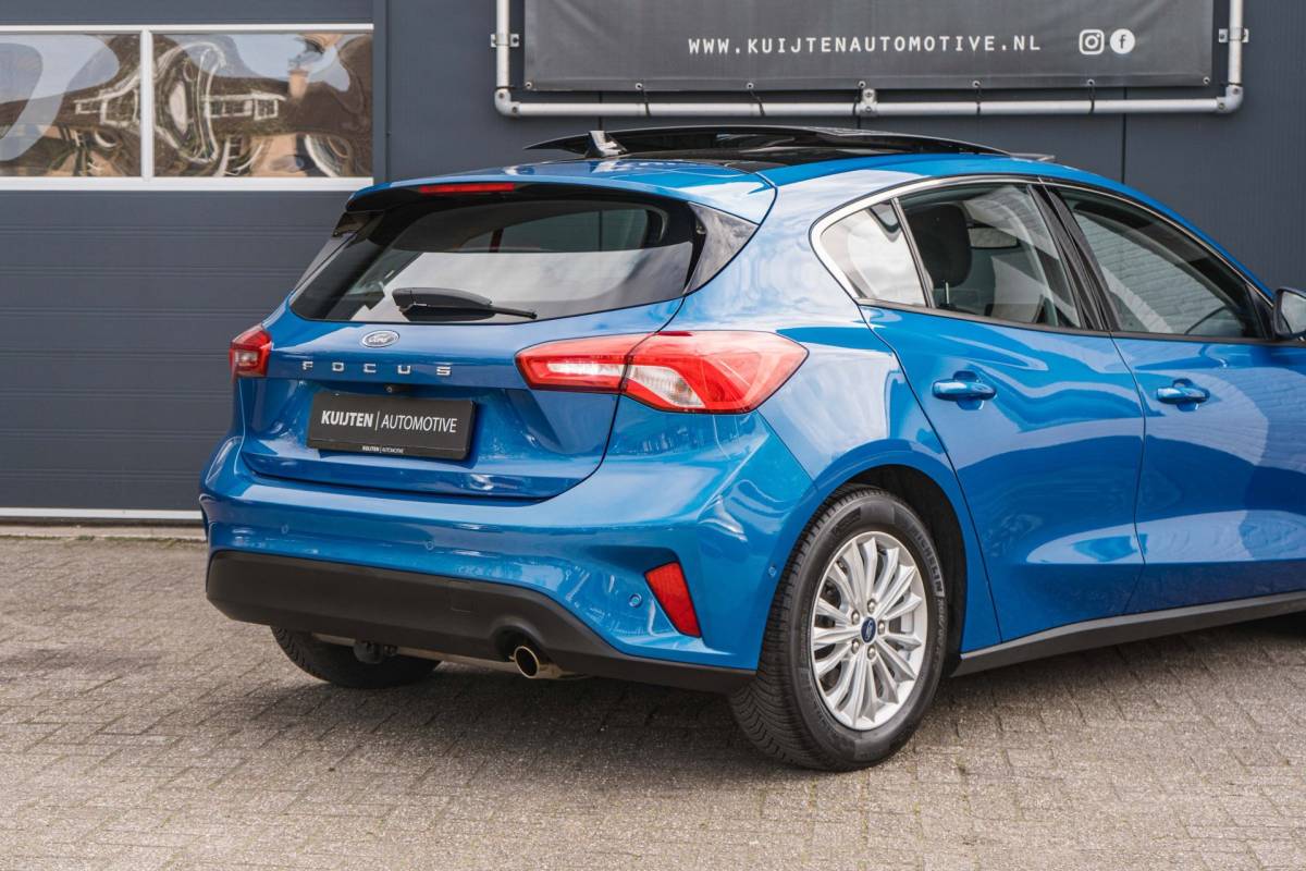 Ford Focus Ford Focus 1.0 EcoBoost Titanium / Pano / HUD / Winter pack!