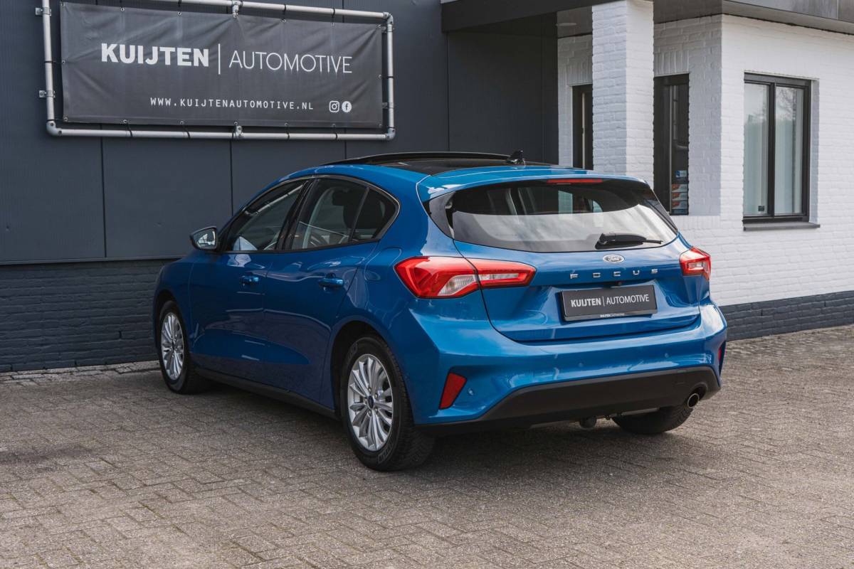 Ford Focus Ford Focus 1.0 EcoBoost Titanium / Pano / HUD / Winter pack!