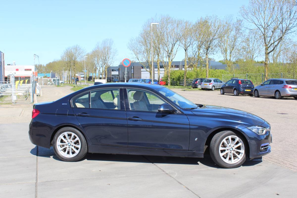 BMW 3 Serie BMW 3-serie 330e High Executive hybride bomvol ,,LEDER RONDOM CAMERA
