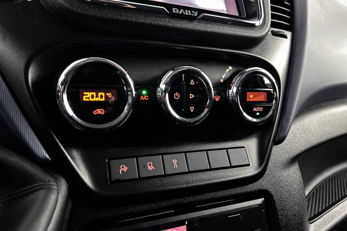 Iveco Daily Iveco Daily 35C21 Dubbellucht | Geen vrachtwagenheffing | Trekhaak 3,5T | Navigatie | LED | Camera | Airco | Cruise control