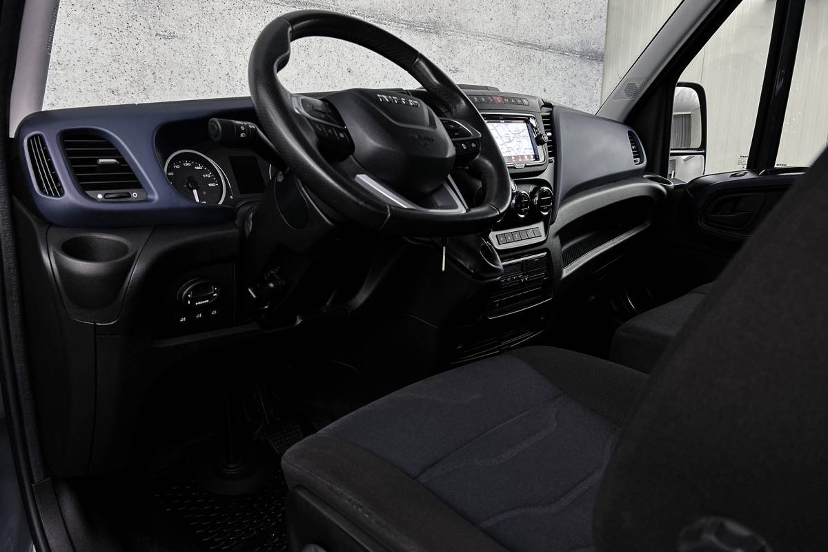 Iveco Daily Iveco Daily 35C21 Dubbellucht | Geen vrachtwagenheffing | Trekhaak 3,5T | Navigatie | LED | Camera | Airco | Cruise control