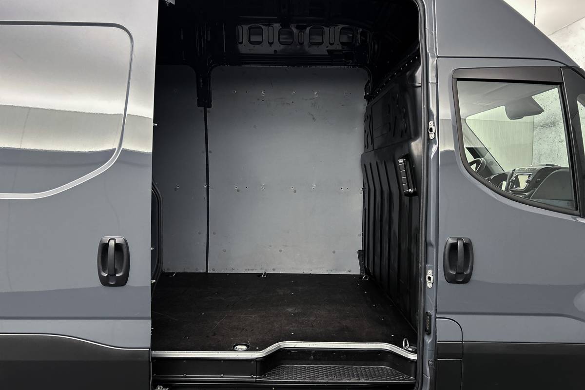 Iveco Daily Iveco Daily 35C21 Dubbellucht | Geen vrachtwagenheffing | Trekhaak 3,5T | Navigatie | LED | Camera | Airco | Cruise control