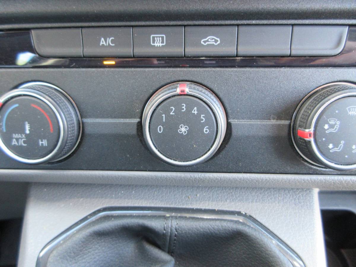 Volkswagen Transporter Volkswagen Transporter 2.0 TDI L2H1 airco navigatie trekhaak