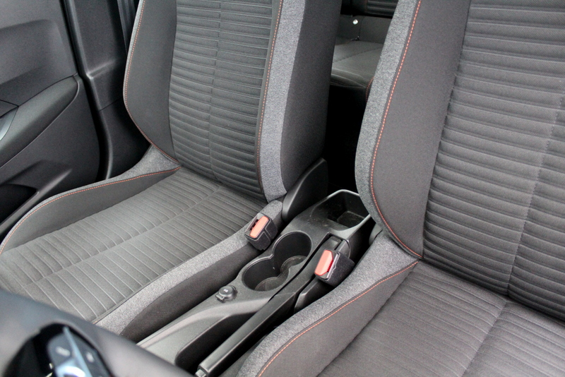 Peugeot 2008 Peugeot 2008 1.2 PureTech Active 131PK, CARPLAY | CAMERA | STOELVERWARMING |