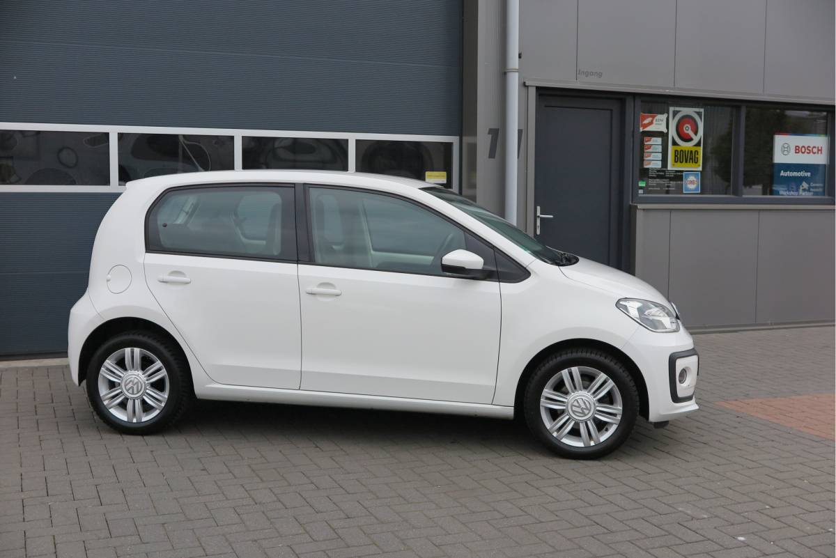 Volkswagen up! Volkswagen Up! 1.0 BMT high up!  (Facelift) , Cruise control , Parkeersensor, Navi via APP, Lichtmetalen velgen, Telefoon integratie , Nieuwe APK , etc. Onderhoudshistorie vanaf 30.000 km hier volledig bekend en recent.