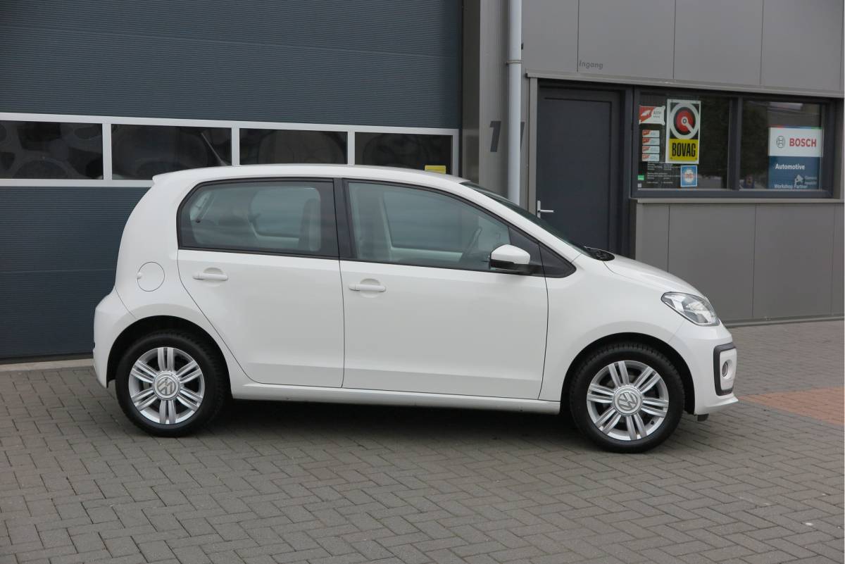 Volkswagen up! Volkswagen Up! 1.0 BMT high up!  (Facelift) , Cruise control , Parkeersensor, Navi via APP, Lichtmetalen velgen, Telefoon integratie , Nieuwe APK , etc. Onderhoudshistorie vanaf 30.000 km hier volledig bekend en recent.