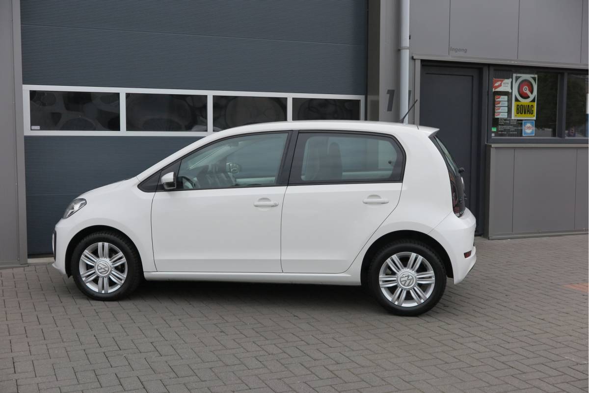 Volkswagen up! Volkswagen Up! 1.0 BMT high up!  (Facelift) , Cruise control , Parkeersensor, Navi via APP, Lichtmetalen velgen, Telefoon integratie , Nieuwe APK , etc. Onderhoudshistorie vanaf 30.000 km hier volledig bekend en recent.