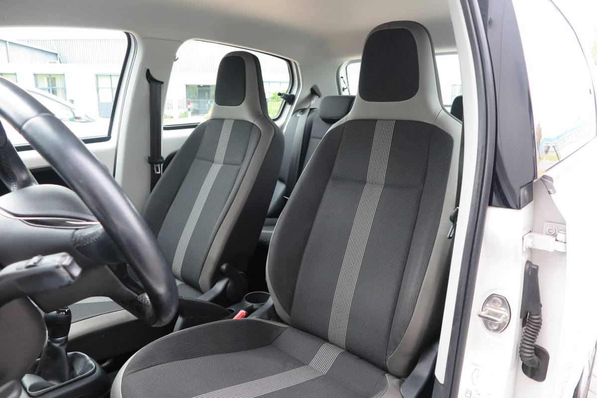 Volkswagen up! Volkswagen Up! 1.0 BMT high up!  (Facelift) , Cruise control , Parkeersensor, Navi via APP, Lichtmetalen velgen, Telefoon integratie , Nieuwe APK , etc. Onderhoudshistorie vanaf 30.000 km hier volledig bekend en recent.