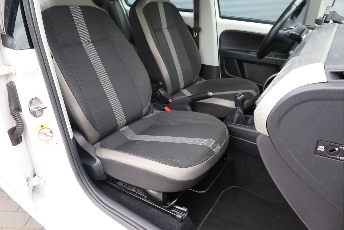 Volkswagen up! Volkswagen Up! 1.0 BMT high up!  (Facelift) , Cruise control , Parkeersensor, Navi via APP, Lichtmetalen velgen, Telefoon integratie , Nieuwe APK , etc. Onderhoudshistorie vanaf 30.000 km hier volledig bekend en recent.
