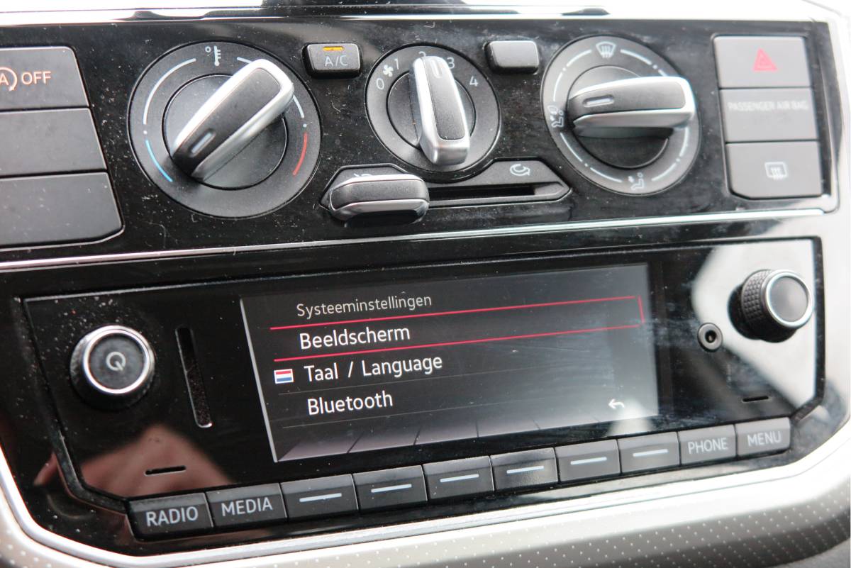 Volkswagen up! Volkswagen Up! 1.0 BMT high up!  (Facelift) , Cruise control , Parkeersensor, Navi via APP, Lichtmetalen velgen, Telefoon integratie , Nieuwe APK , etc. Onderhoudshistorie vanaf 30.000 km hier volledig bekend en recent.