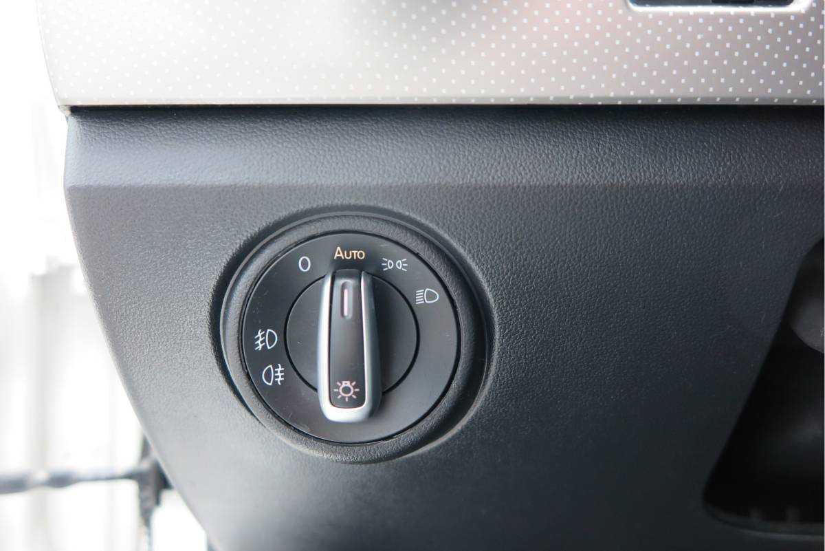 Volkswagen up! Volkswagen Up! 1.0 BMT high up!  (Facelift) , Cruise control , Parkeersensor, Navi via APP, Lichtmetalen velgen, Telefoon integratie , Nieuwe APK , etc. Onderhoudshistorie vanaf 30.000 km hier volledig bekend en recent.