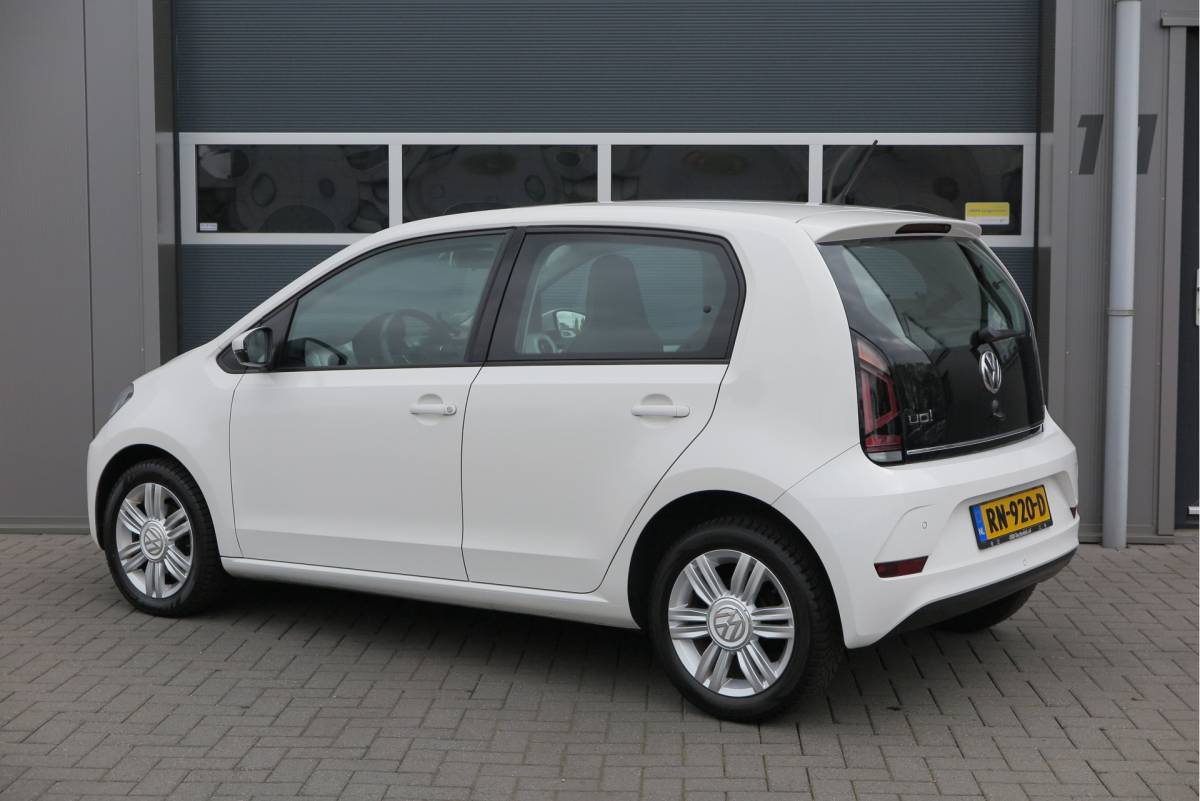Volkswagen up! Volkswagen Up! 1.0 BMT high up!  (Facelift) , Cruise control , Parkeersensor, Navi via APP, Lichtmetalen velgen, Telefoon integratie , Nieuwe APK , etc. Onderhoudshistorie vanaf 30.000 km hier volledig bekend en recent.