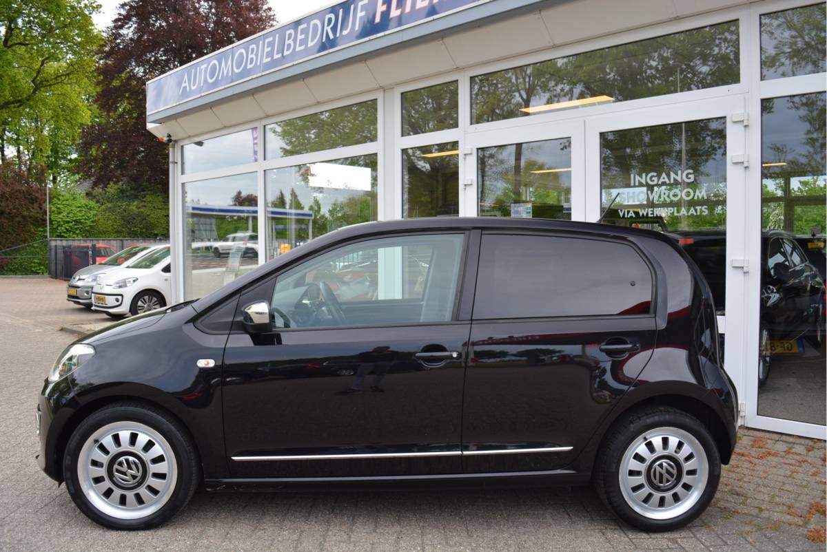 Volkswagen up! Volkswagen Up! 1.0 60PK High Up! Black & White | Cruise | Navi | PDC | Orig. NL | NAP |