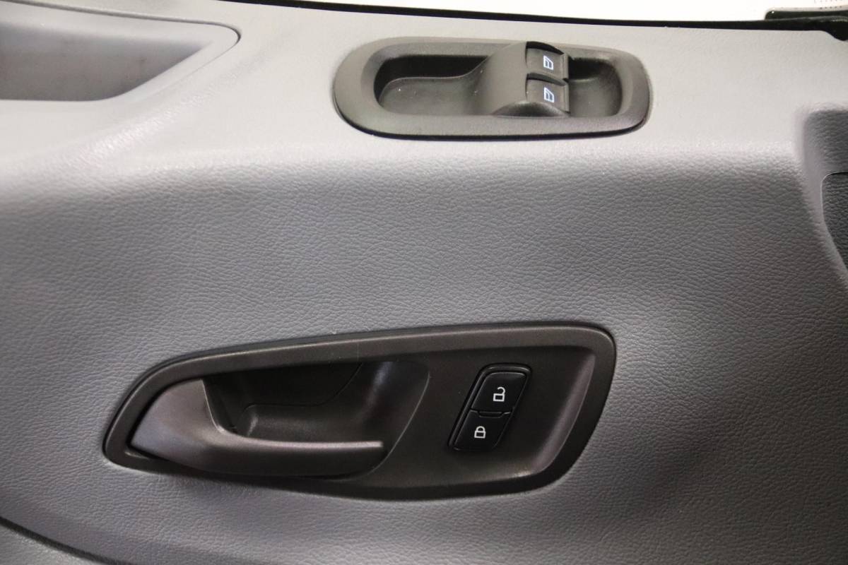 Ford Transit Ford Transit nieuwe NIEUWE MOTOR OPEN LAADBAK DUBBELLUCHT Ford Transit met nieuwe NIEUWE MOTOR OPEN LAADBAK DUBBELLUCHT TREKHAAK 2800KG