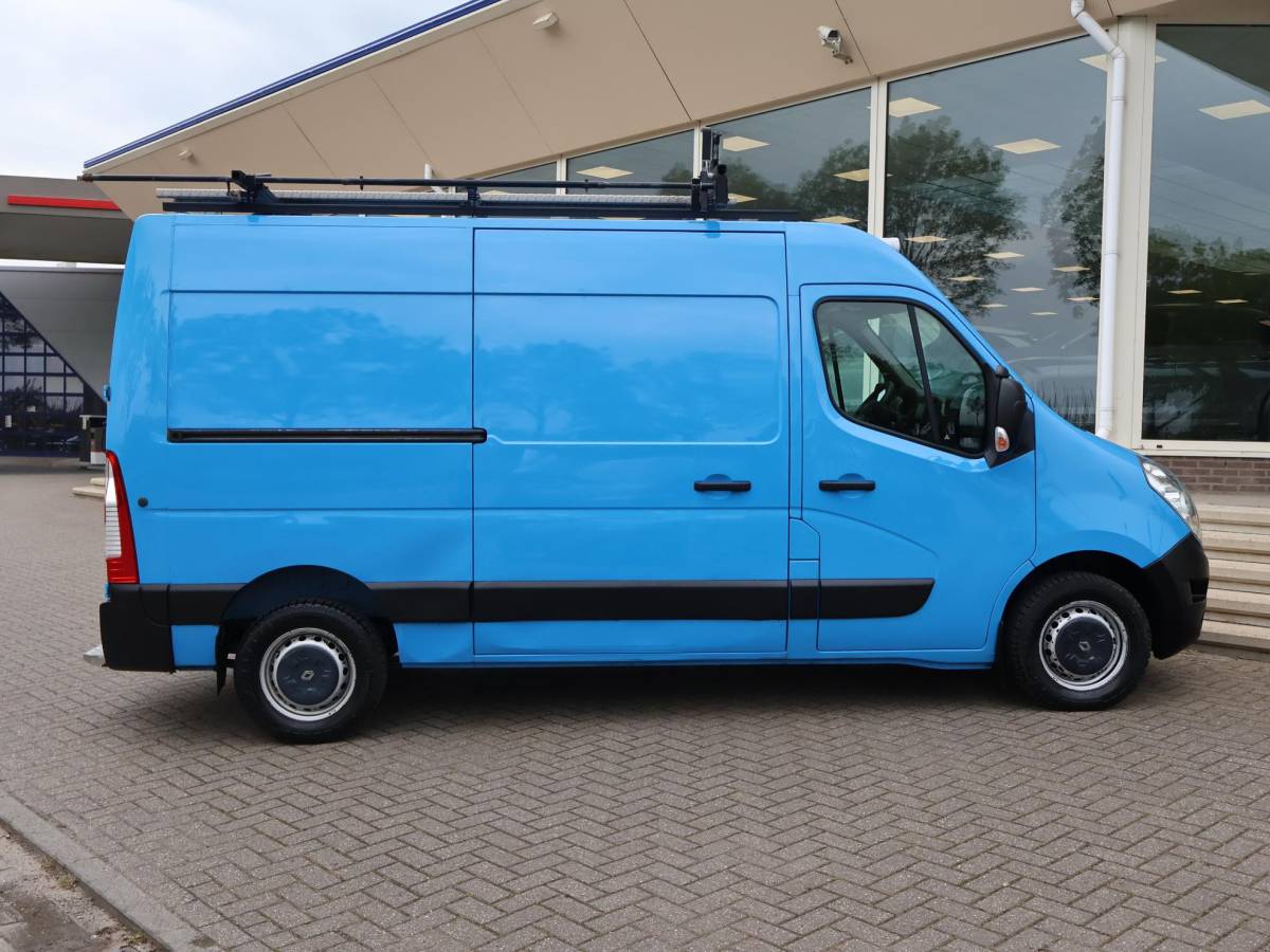 Renault Master Renault Master T35 2.3 DCI 130 PK L2H2 + 2 SCHUIFDEUREN | 220V OMVORMER | WP INRICHTING | TREKHAAK 2500 KG