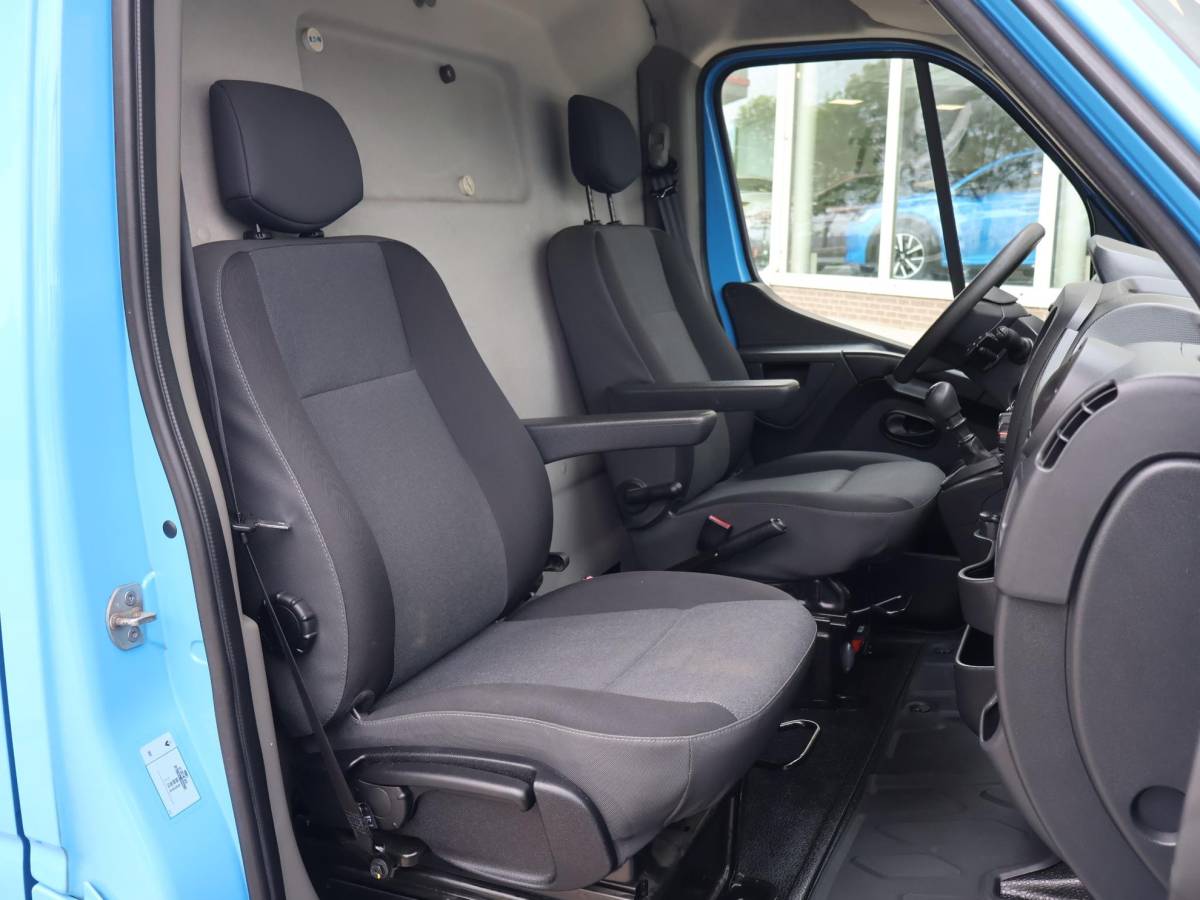 Renault Master Renault Master T35 2.3 DCI 130 PK L2H2 + 2 SCHUIFDEUREN | 220V OMVORMER | WP INRICHTING | TREKHAAK 2500 KG
