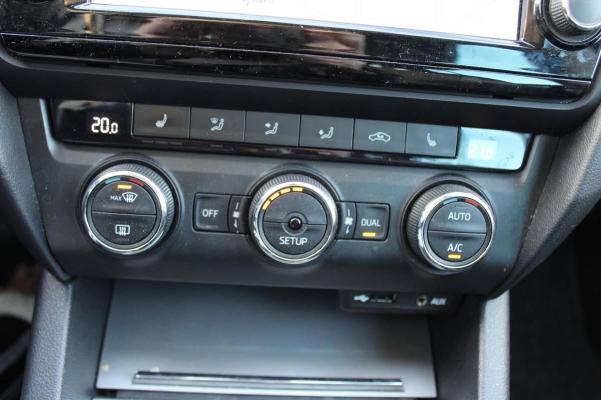 Škoda Octavia Skoda Octavia Combi 1.4 TSI Greentech Elegance Businessline KEYLESS TREKHAAK