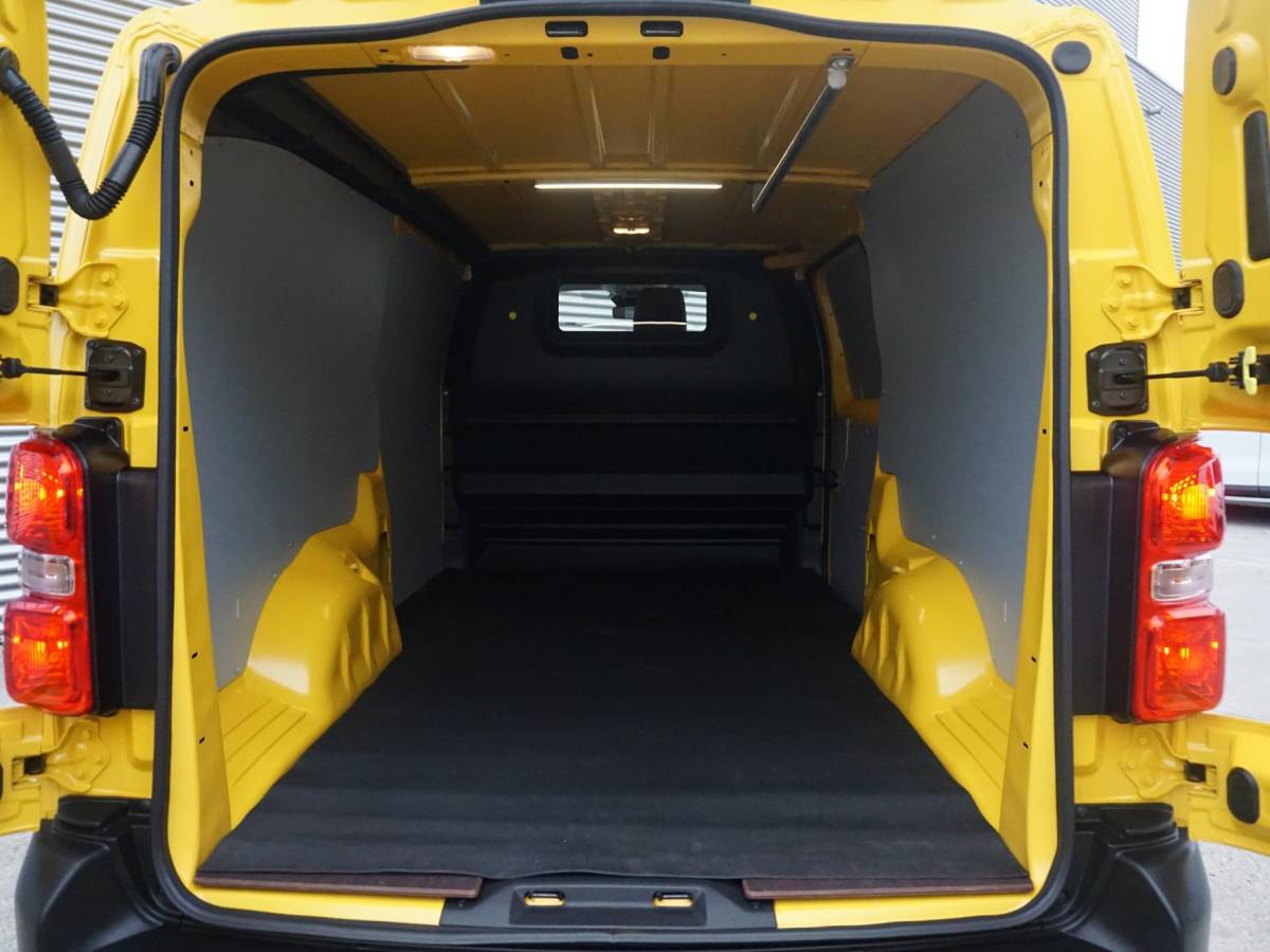 Opel Vivaro-e Opel Vivaro Electric L3 50 kWh | tot 8 jaar garantie | inclusief complete DHL subcontractor inrichting | RAL1032