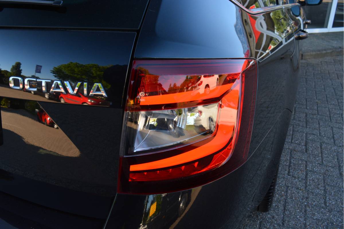 Škoda Octavia ŠKODA Octavia Combi 1.5 150PK TSI  Business Edition Plus | Trekhaak | Digi Dash | Adaptive |