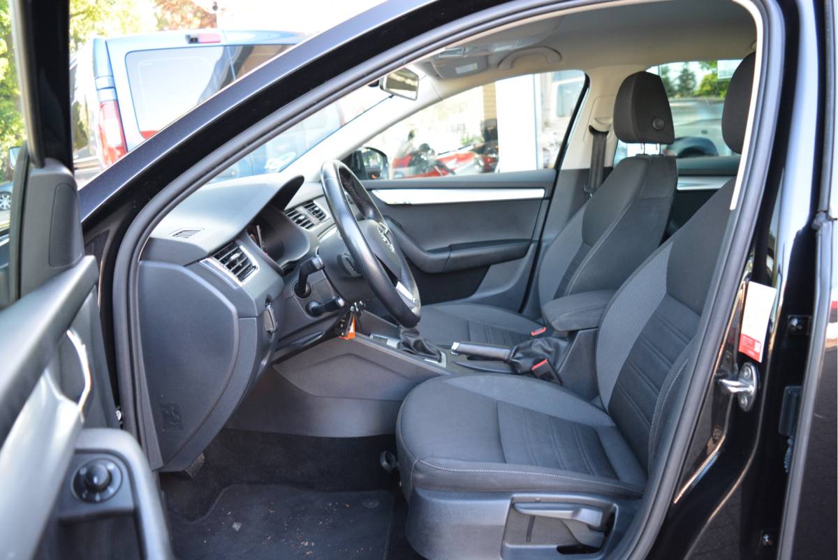 Škoda Octavia ŠKODA Octavia Combi 1.5 150PK TSI  Business Edition Plus | Trekhaak | Digi Dash | Adaptive |