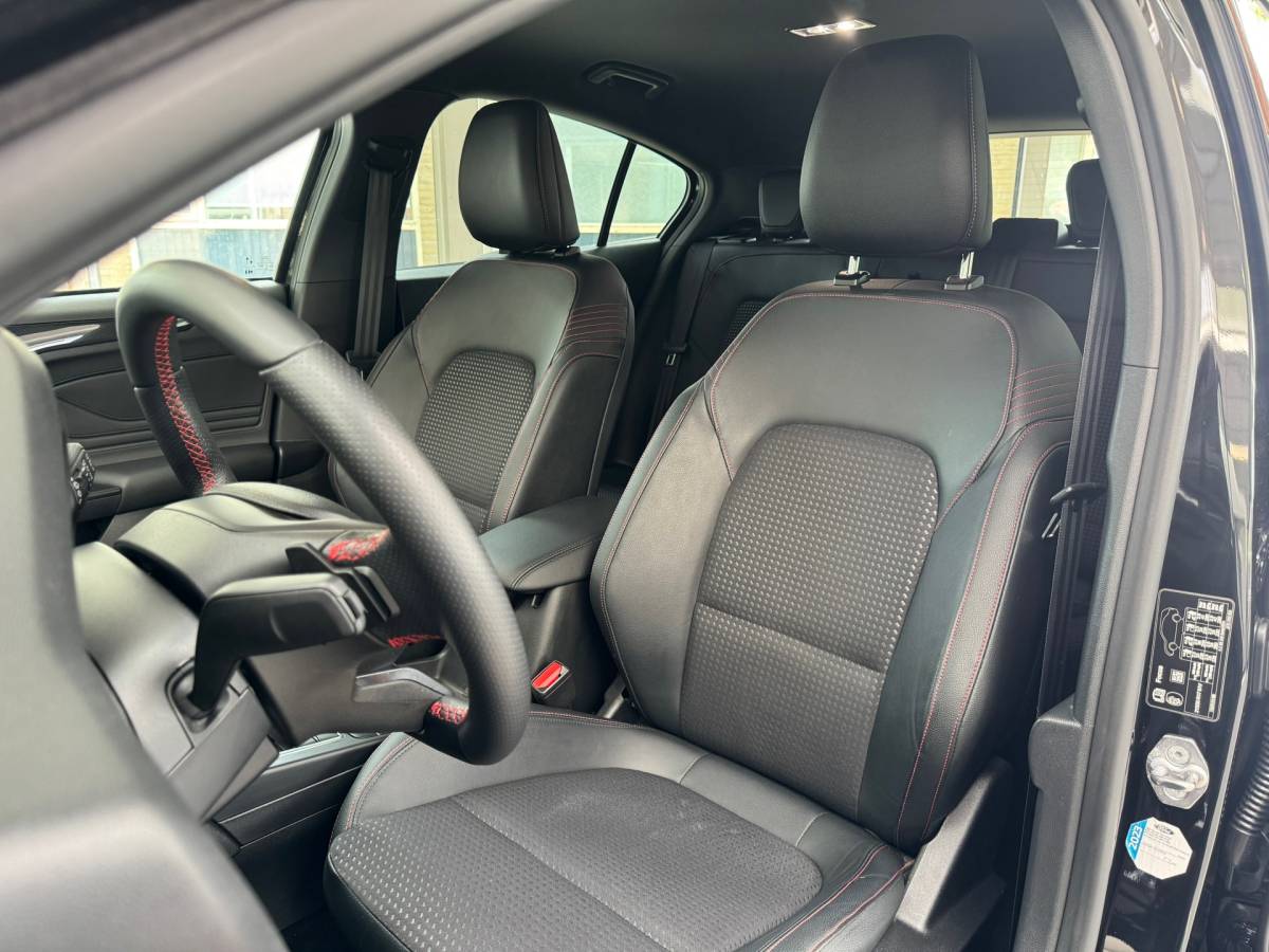 Ford Focus Ford FOCUS 1.0 EcoBoost Titanium X Business |Led|Clima|Carplay|Stoelverwarming|Ruitverwarming|