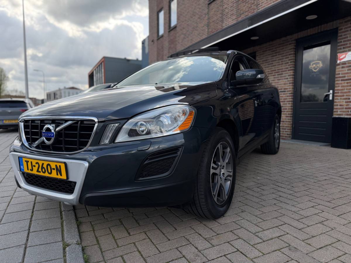 Volvo XC60 Volvo XC60 3.0 T6 AWD 4×4 305PK Momentum Automaat Panorama Dak Airco Navi Cruise Trekhaak
