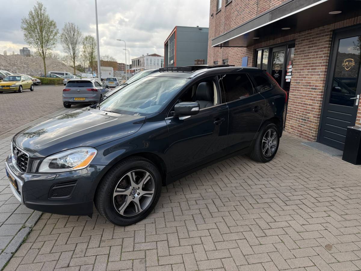 Volvo XC60 Volvo XC60 3.0 T6 AWD 4×4 305PK Momentum Automaat Panorama Dak Airco Navi Cruise Trekhaak