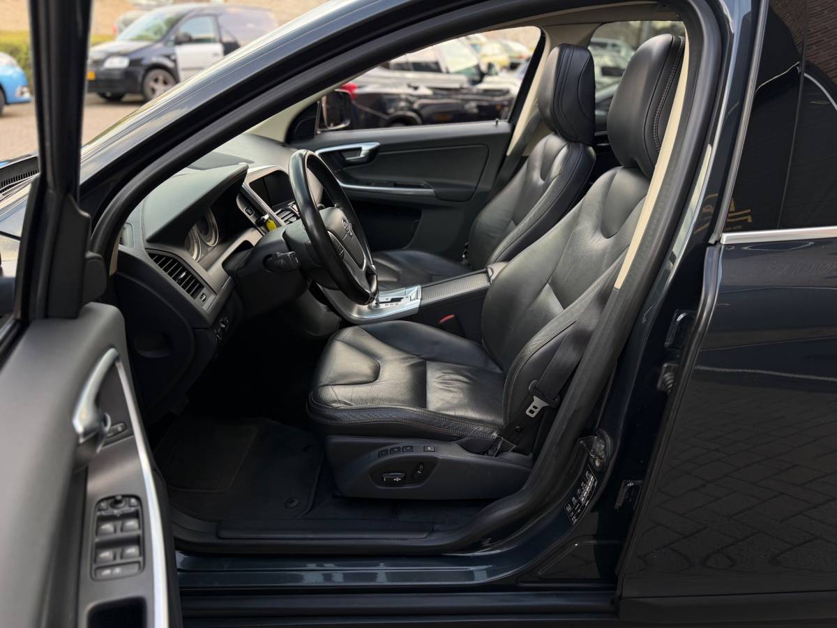 Volvo XC60 Volvo XC60 3.0 T6 AWD 4×4 305PK Momentum Automaat Panorama Dak Airco Navi Cruise Trekhaak