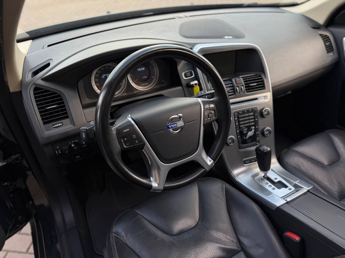 Volvo XC60 Volvo XC60 3.0 T6 AWD 4×4 305PK Momentum Automaat Panorama Dak Airco Navi Cruise Trekhaak