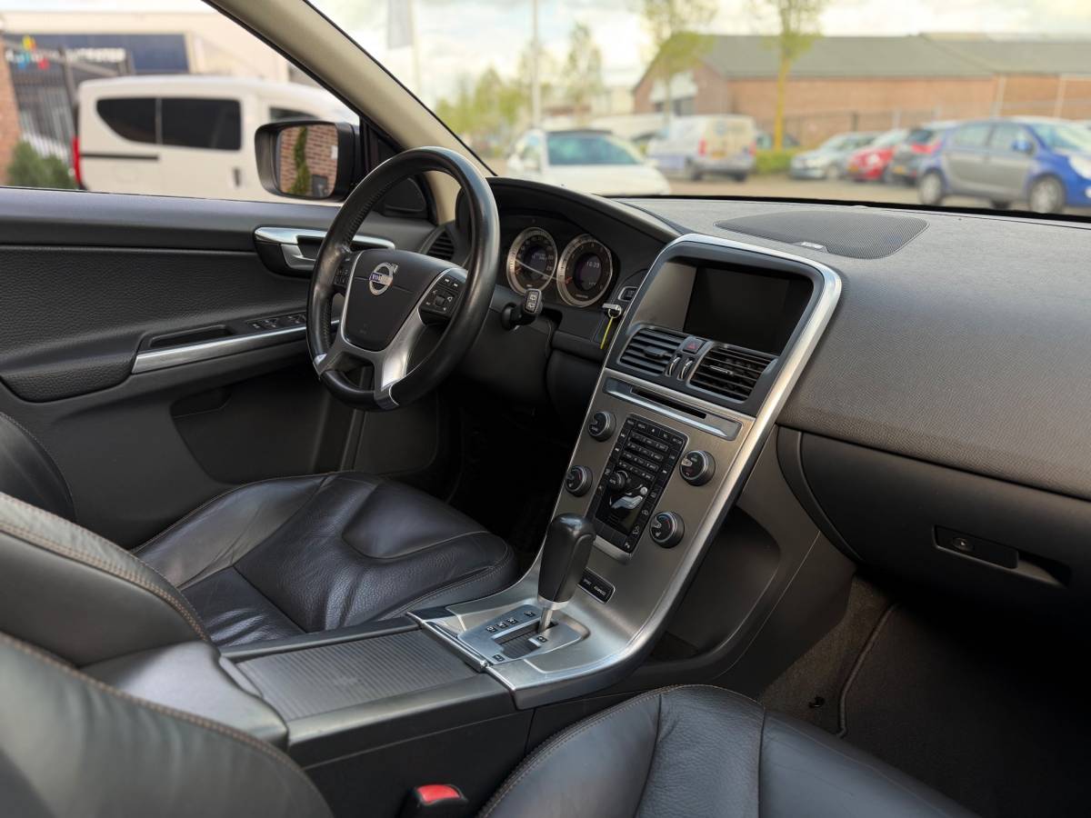 Volvo XC60 Volvo XC60 3.0 T6 AWD 4×4 305PK Momentum Automaat Panorama Dak Airco Navi Cruise Trekhaak