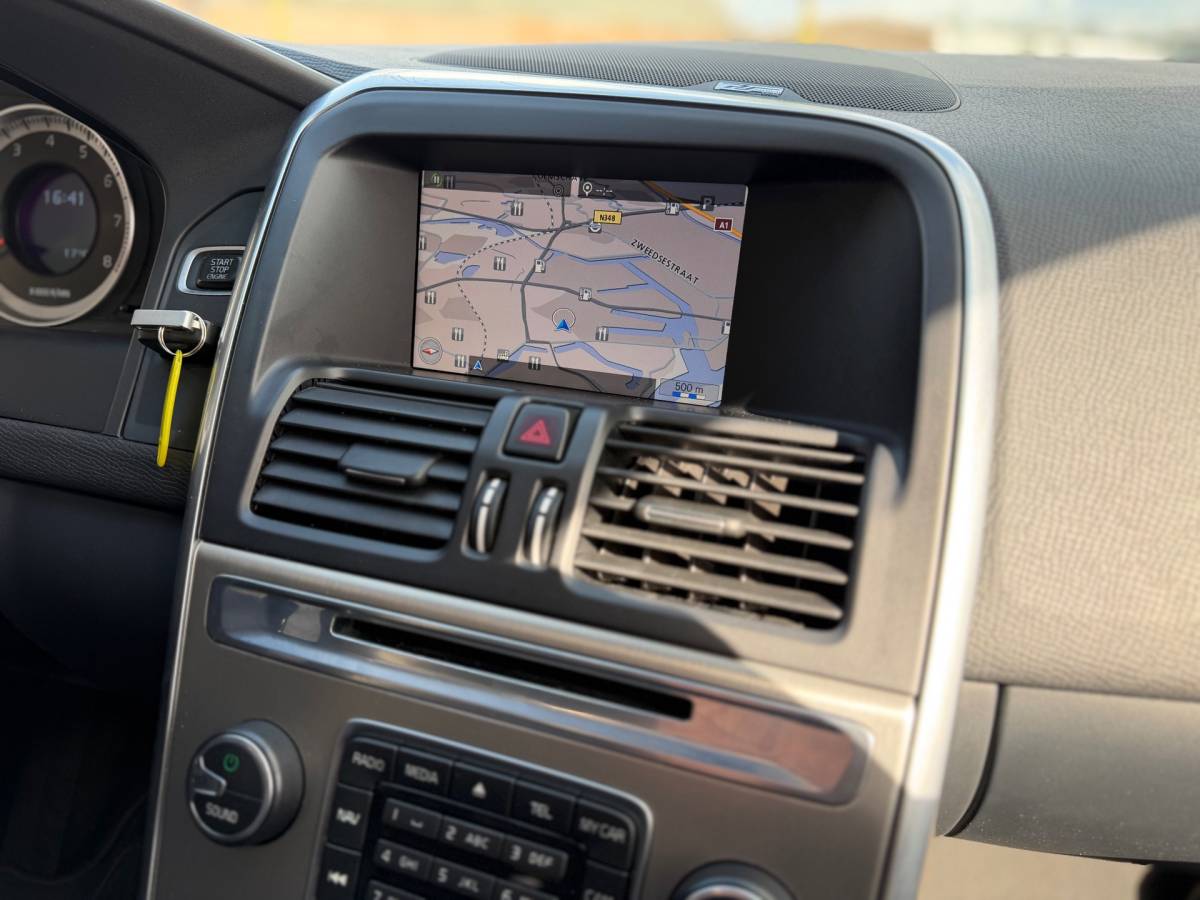 Volvo XC60 Volvo XC60 3.0 T6 AWD 4×4 305PK Momentum Automaat Panorama Dak Airco Navi Cruise Trekhaak
