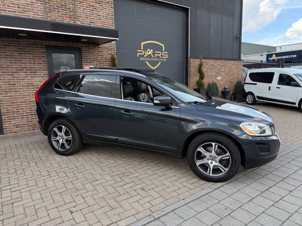 Volvo XC60 Volvo XC60 3.0 T6 AWD 4×4 305PK Momentum Automaat Panorama Dak Airco Navi Cruise Trekhaak