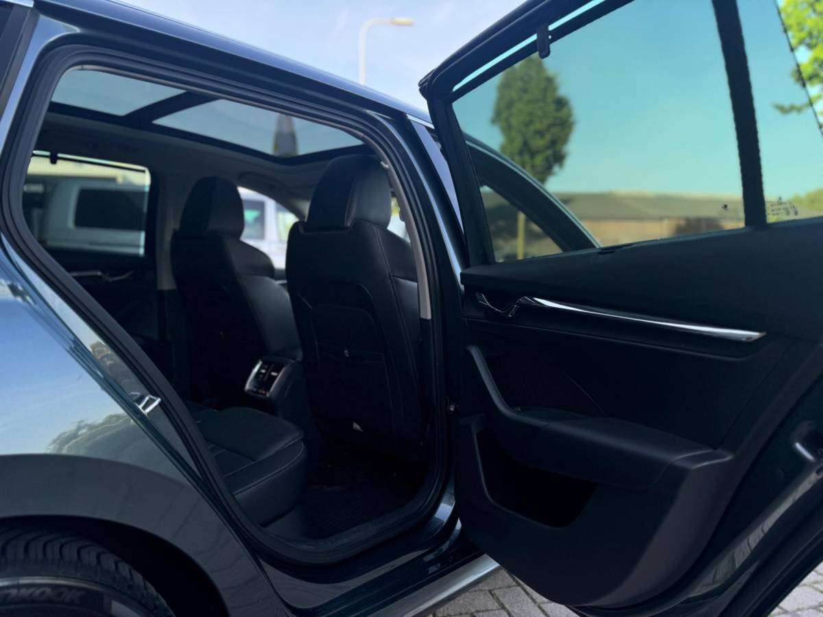 Škoda Octavia Skoda Octavia Combi 2.0 TDI Greentech Style Automaat 150PK Volle Opties Panorama Dak Leer Airco Navi Trekhaak
