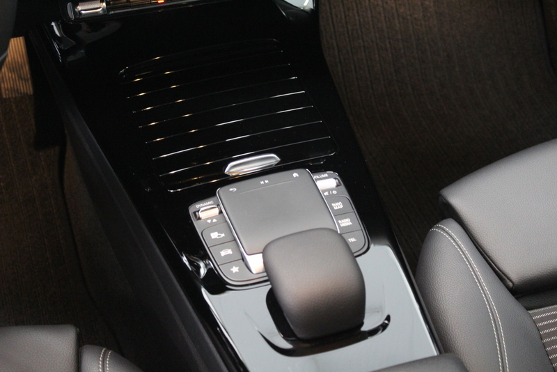 Mercedes-Benz A-Klasse Mercedes-Benz A-klasse 250 e 161PK, RIJKLAAR | HYBRIDE | DEELS LEER | STOELVERWARMING | STANDKACHEL | CARPLAY | NAVI