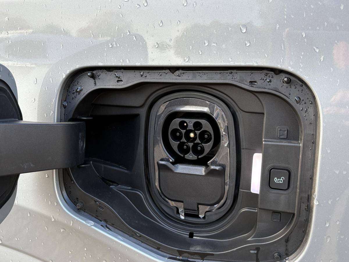 Ford E-Transit Courier Ford E-Transit Courier Limited 44 kWh SCI | 136pk | Ford Voorraad | Driver Assistance Pack | Laadvloerbescherming | Trekhaak | LED Laadruimteverlichting
