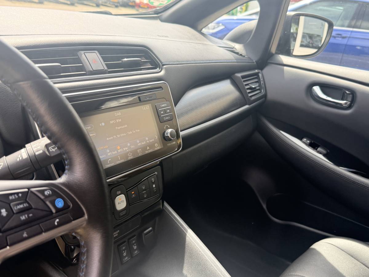 Nissan Leaf Nissan LEAF 2.ZERO EDITION 40 kWh | LED | Leder | Adapt. Cruise | Stoel- en stuurverwarming | Apple/Android