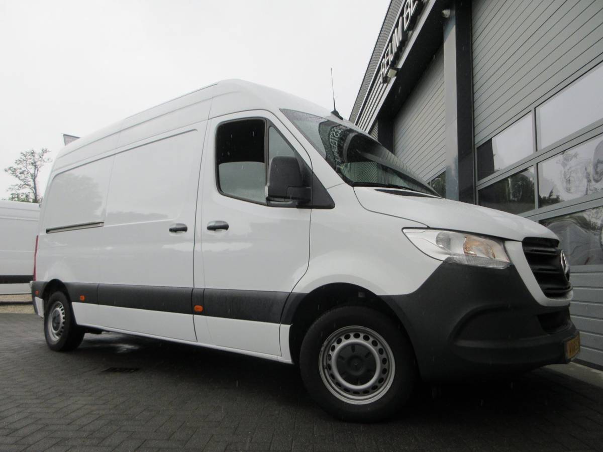 Mercedes-Benz Sprinter Mercedes-Benz Sprinter 215 CDI L2H2 Airco, Camera, Navigatie ,Trekhaak ,3-Zits.