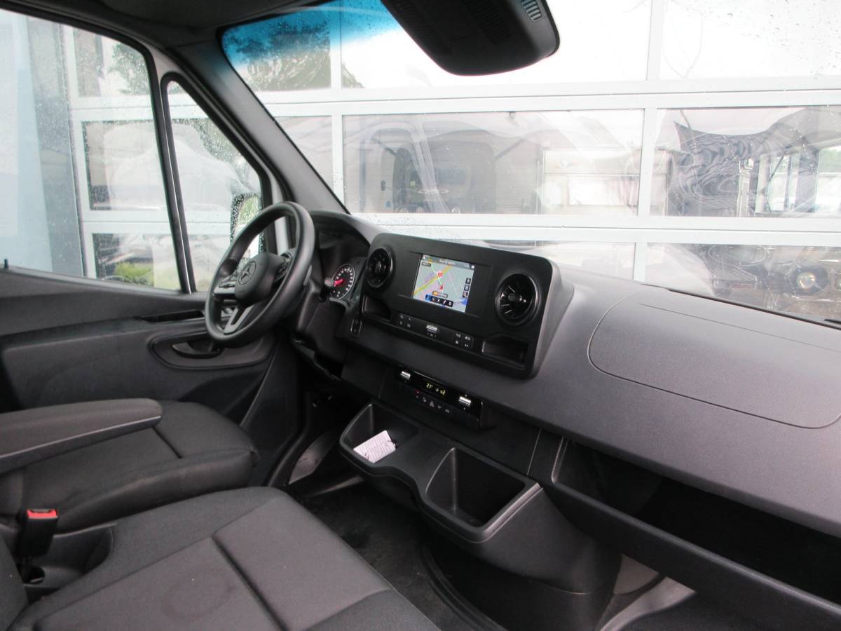 Mercedes-Benz Sprinter Mercedes-Benz Sprinter 215 CDI L2H2 Airco, Camera, Navigatie ,Trekhaak ,3-Zits.