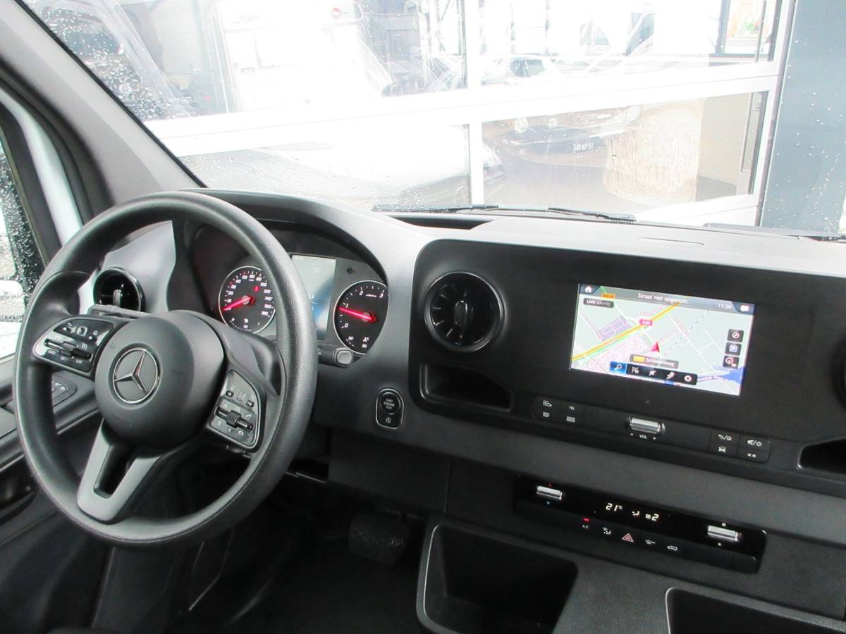 Mercedes-Benz Sprinter Mercedes-Benz Sprinter 215 CDI L2H2 Airco, Camera, Navigatie ,Trekhaak ,3-Zits.
