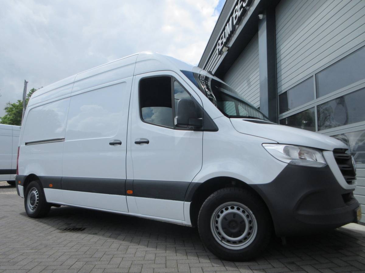 Mercedes-Benz Sprinter Mercedes-Benz Sprinter 215 CDI L2H2 Airco, Camera, Navigatie ,Trekhaak ,3-Zits.